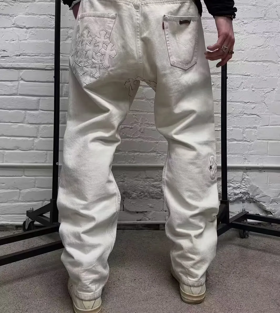 P300 Style number: D297 Chrome Hearts White Ox King Size: 28, 30, 32, 34 (S-XL) Color: White Size reference: Pants length 100 102 104 106 106 Waist 72 76 80 84 88 Recommended weight S (about 110 pounds) M (about 120 pounds) L (about 140 pounds) XL (around 165)